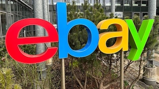 Logo von Ebay vor der Deutschland-Zentrale in Kleinmachnow