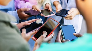 Gruppe von Menschen mit Smartphones in Händen