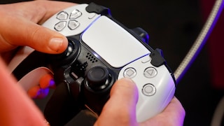Person hält einen DualSense-Controller für die PS5 in Händen