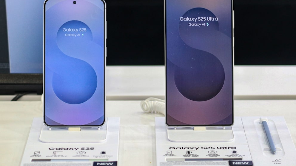 Ein Samsung Galaxy S25 und S25 Ultra in einem Laden