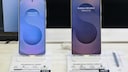 Ein Samsung Galaxy S25 und S25 Ultra in einem Laden