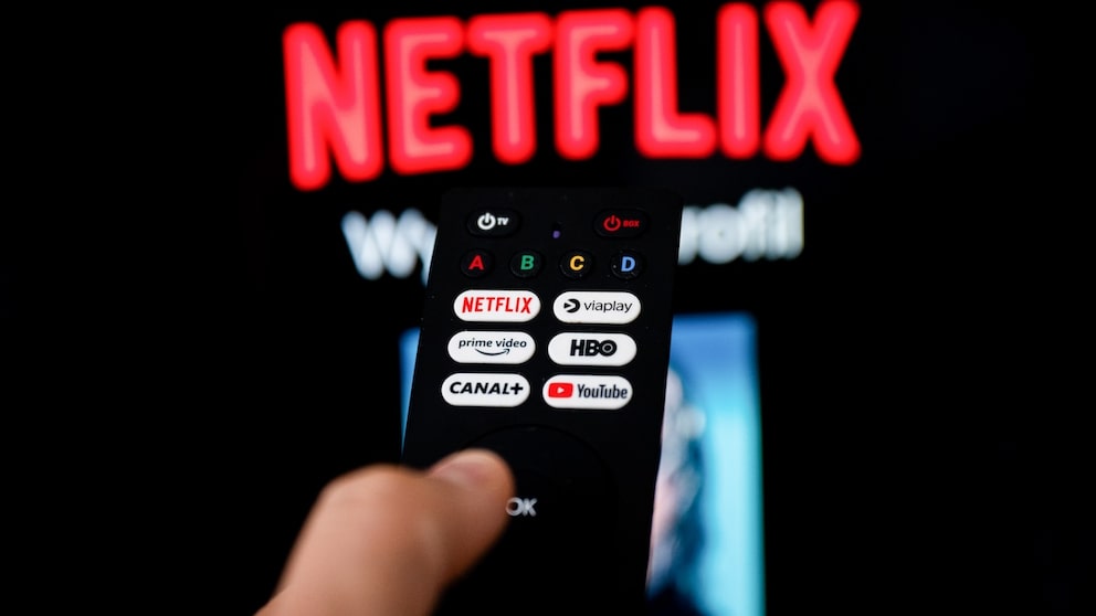Fernbedienung und Netflix-Logo