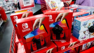 Mehrere Exemplare der Nintendo Switch im Laden