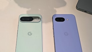 Links das Pixel 9, rechts das 9a. Die Smartphones sind fast identisch groß, unterscheiden sich aber in Oberfläche und Kamera-Optik