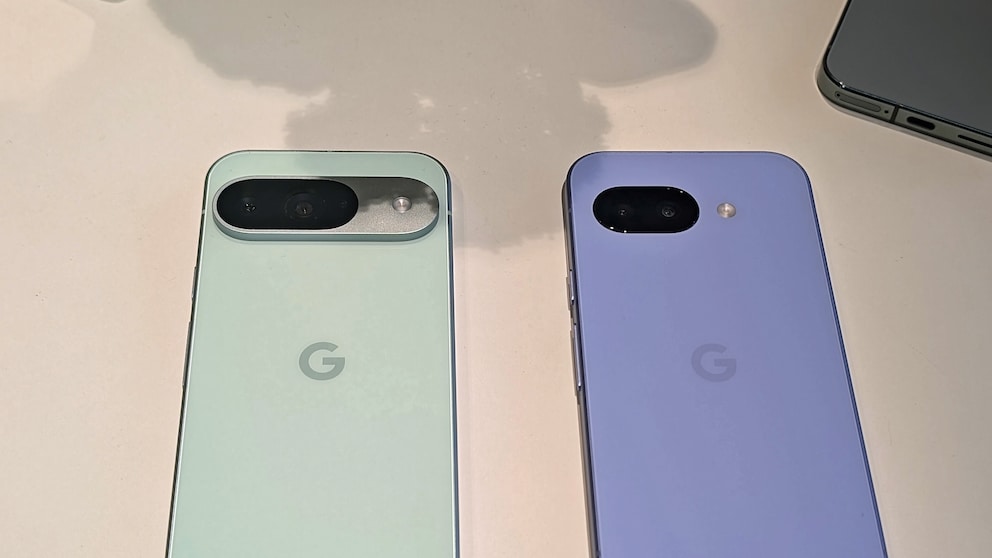 Links das Pixel 9, rechts das 9a. Die Smartphones sind fast identisch groß, unterscheiden sich aber in Oberfläche und Kamera-Optik