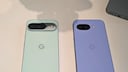 Links das Pixel 9, rechts das 9a. Die Smartphones sind fast identisch groß, unterscheiden sich aber in Oberfläche und Kamera-Optik