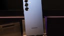 Ein Samsung Galaxy S25 in einem Laden