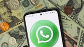 WhatsApp auf einem Smartphone auf einem Haufen US-Geld