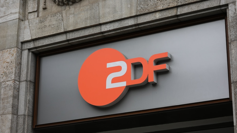 ZDF-Logo an einem Gebäude