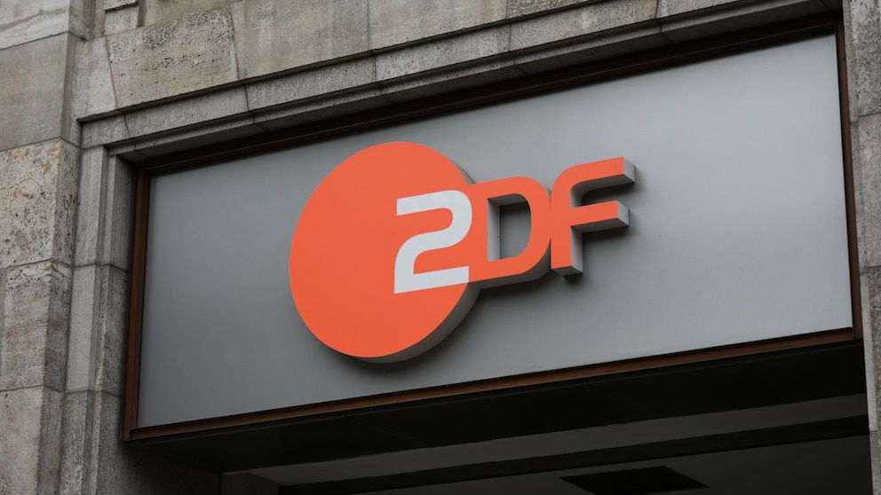 ZDF-Logo an einem Gebäude