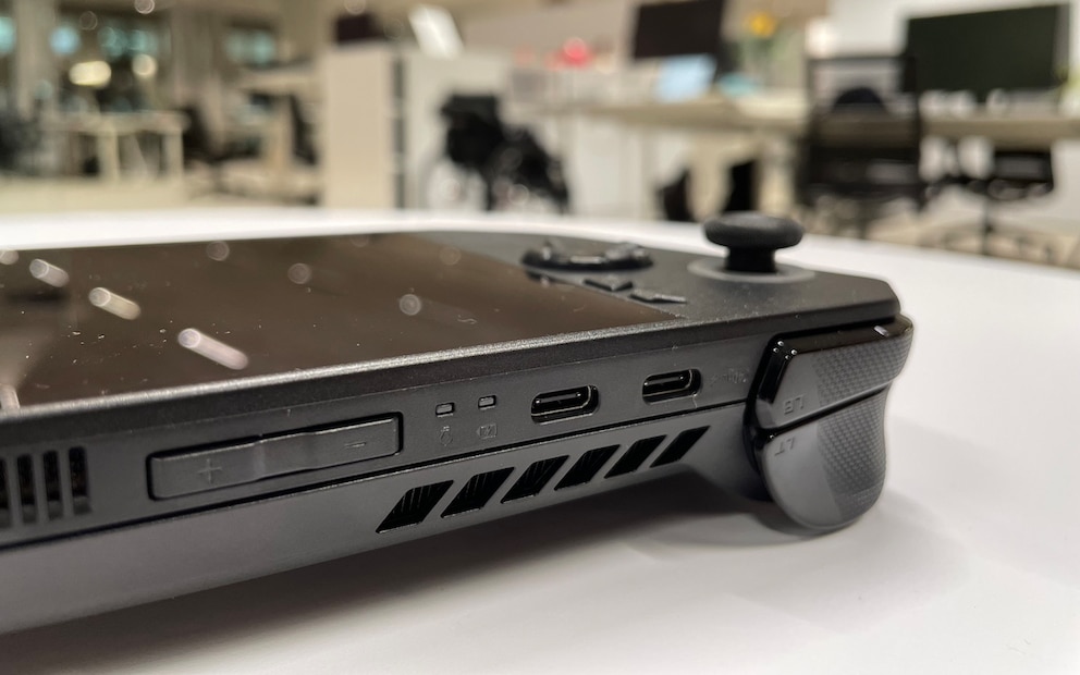 Die ROG Ally X kommt unter anderem mit einem weiteren USB-Anschluss