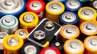 Beim Kauf von Batterien fragen sich viele: Lithium oder Alkali? Wir erklären die Unterschiede