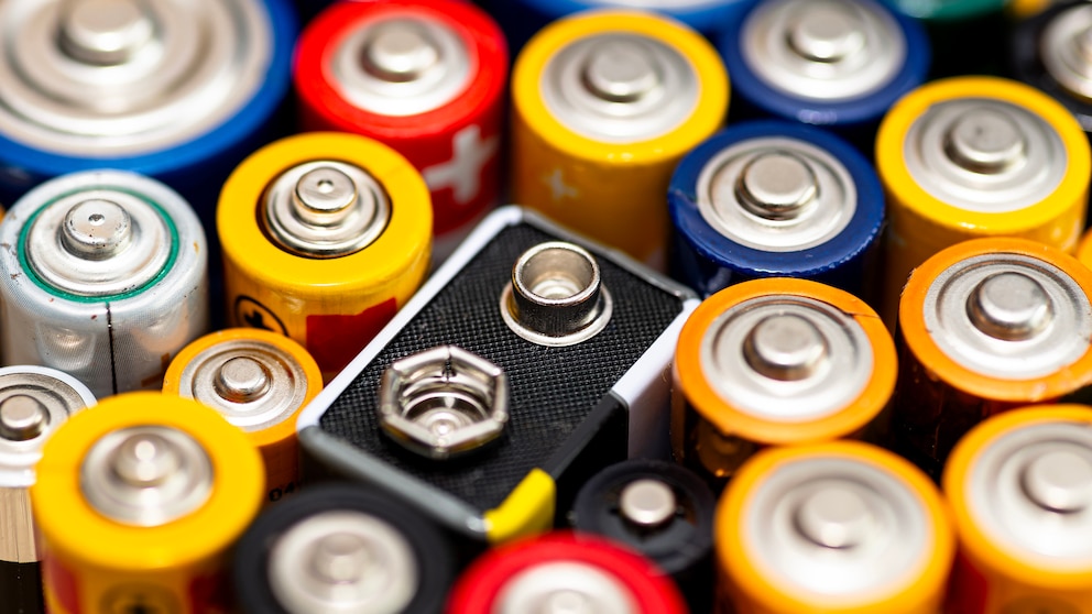 Beim Kauf von Batterien fragen sich viele: Lithium oder Alkali? Wir erklären die Unterschiede