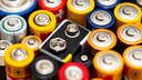 Beim Kauf von Batterien fragen sich viele: Lithium oder Alkali? Wir erklären die Unterschiede