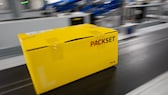 Die DHL plant eine Sondergebühr für Pakete