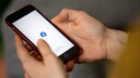 Logo der Facebook-App auf einem Smartphone