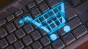 Das Symbol eines Einkaufskorbs leuchtet auf einer Tastatur