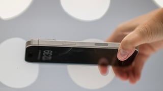 In einem Store in China können Kunden das iPhone 17 bereits in die Hand nehmen