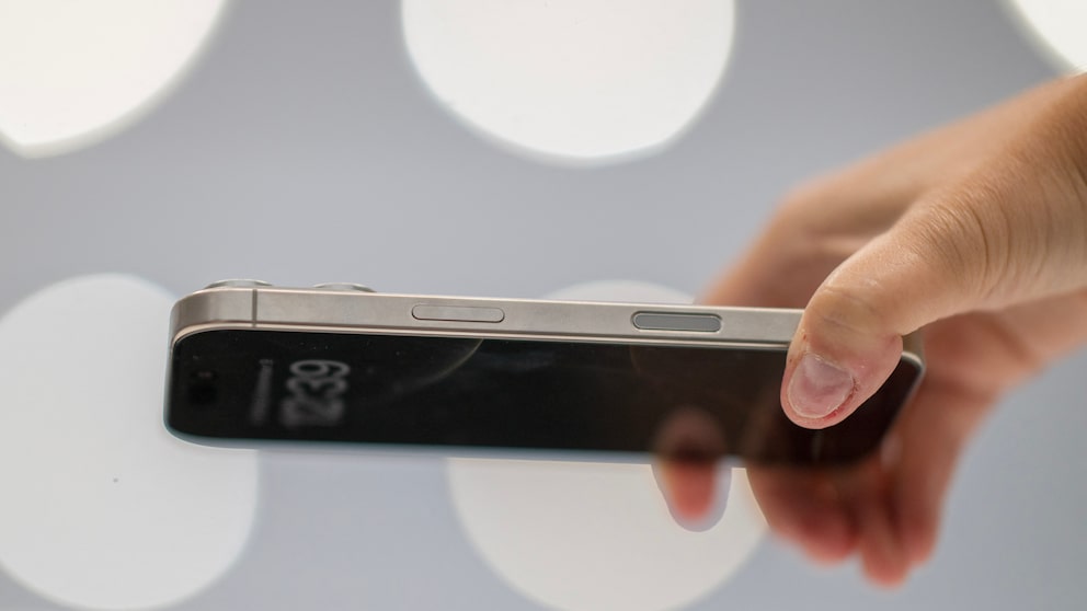 In einem Store in China können Kunden das iPhone 17 bereits in die Hand nehmen