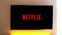 Netflix-Logo auf einem TV