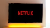 Netflix-Logo auf einem TV