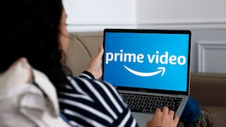 Frau sieht Amazon Prime Video auf dem Laptop