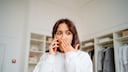 Frau mit schockiertem Gesichtsausdruck am Smartphone