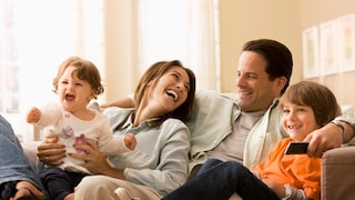 Familie genießt das TV-Programm zu Ostern