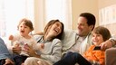 Familie genießt das TV-Programm zu Ostern