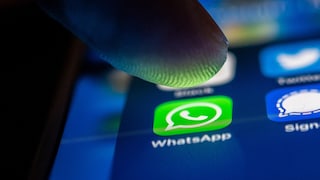 Person drückt mit dem Finger auf WhatsApp auf dem Smartphone