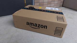 Ein Amazon-Paket vor einer Haustür