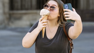 Frau macht Selfie mit Eis in der Hand
