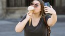 Frau macht Selfie mit Eis in der Hand