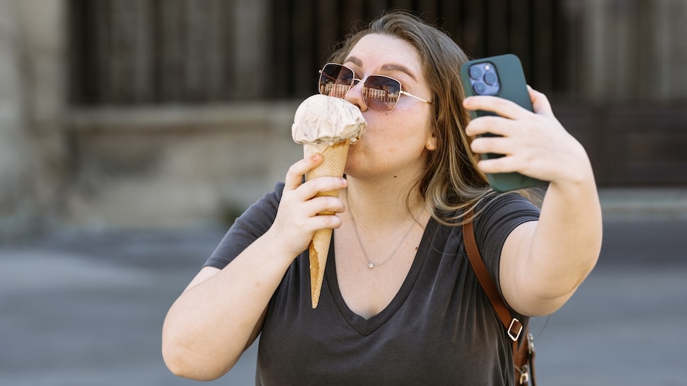 Frau macht Selfie mit Eis in der Hand