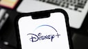 Disney+ Logo auf einem Smartphone