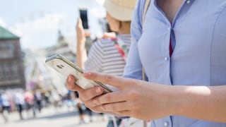 Zwei Frauen mit ihrem Smartphone im Urlaub
