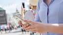 Zwei Frauen mit ihrem Smartphone im Urlaub