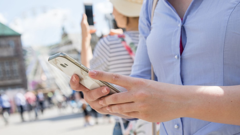 Zwei Frauen mit ihrem Smartphone im Urlaub