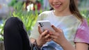 Ein Mädchen mit Smartphone