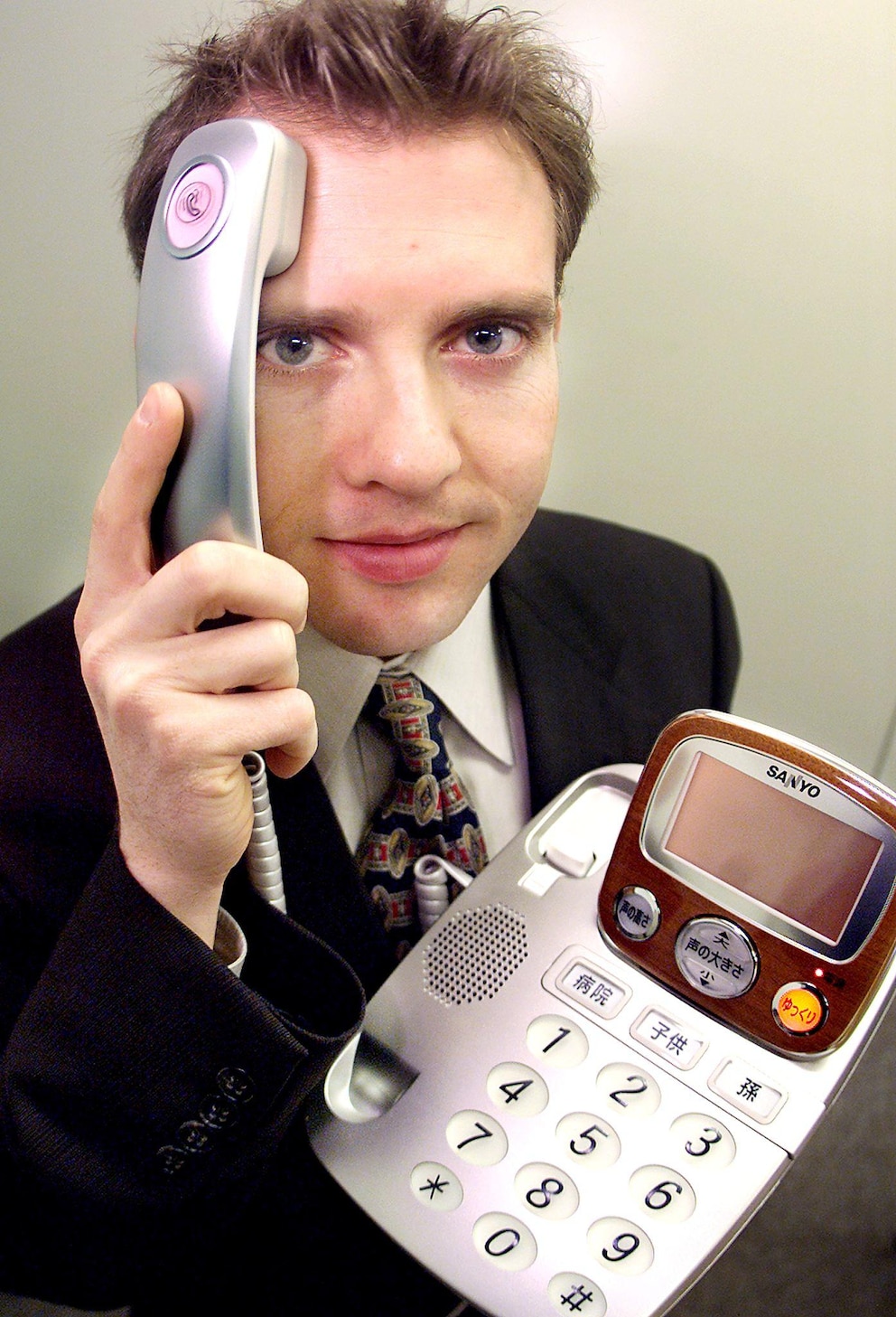 TEL-KU1: Ein Telefon mit knochenleitendem Lautsprecher