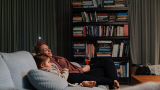 Mutter und Kind schauen Sesamstraße auf Netflix