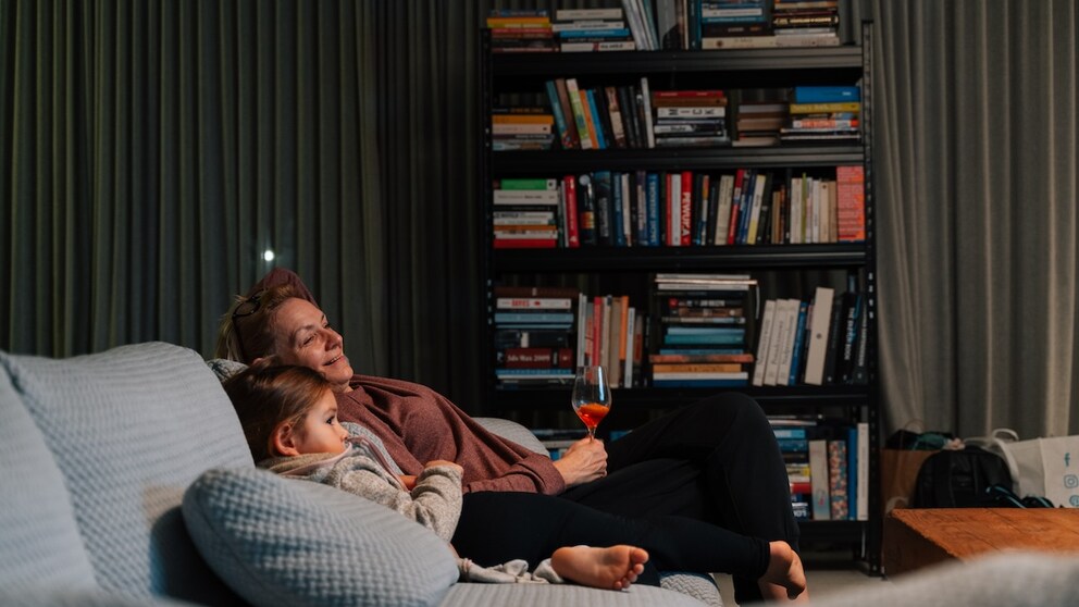 Mutter und Kind schauen Sesamstraße auf Netflix
