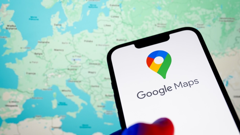 Google Maps und Karte von Deutschland im Hintergrund