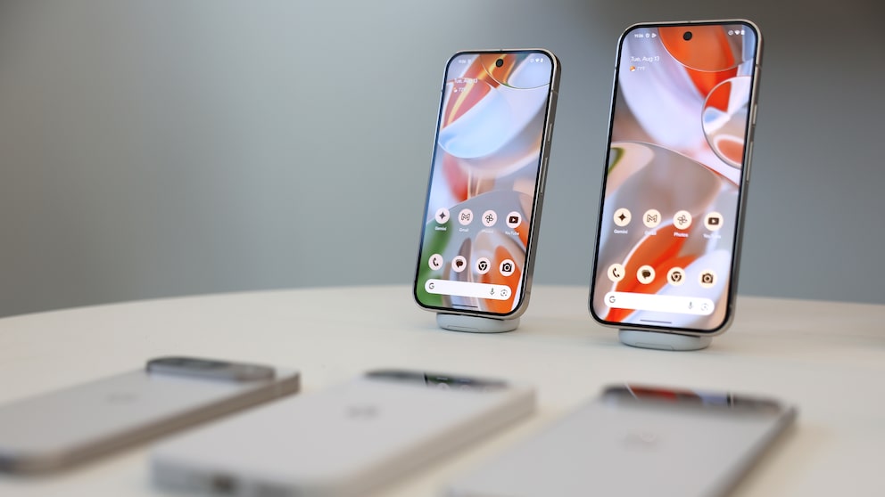 iPhone oder Google Pixel? Von vorn ist schon kaum ein Unterschied zu erkennen, bald könnte auch die Rückseite fast identisch sein.