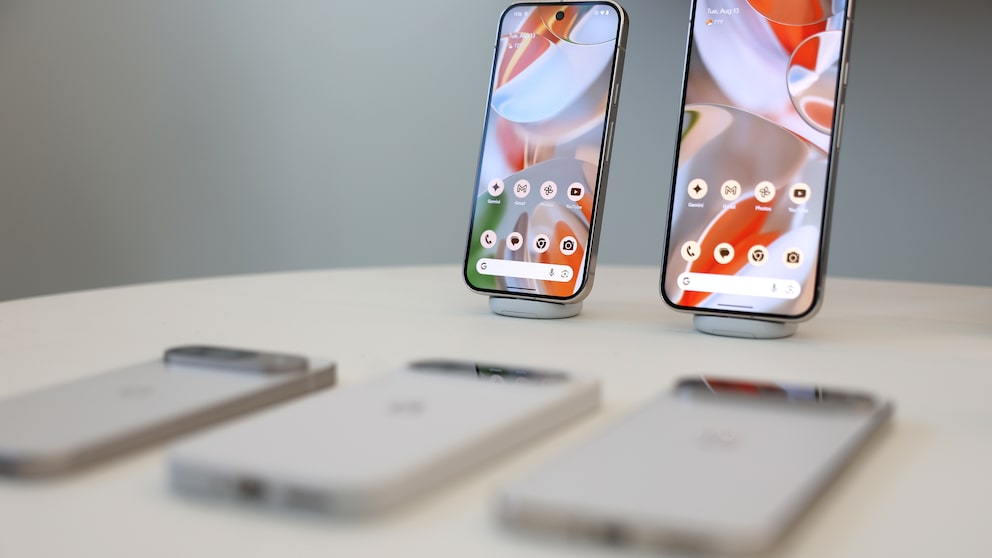 iPhone oder Google Pixel? Von vorn ist schon kaum ein Unterschied zu erkennen, bald könnte auch die Rückseite fast identisch sein.