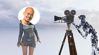 Roboter schaut durch eine alte Filmkamera