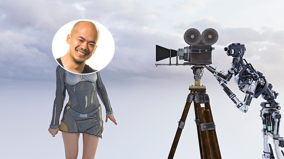 Roboter schaut durch eine alte Filmkamera