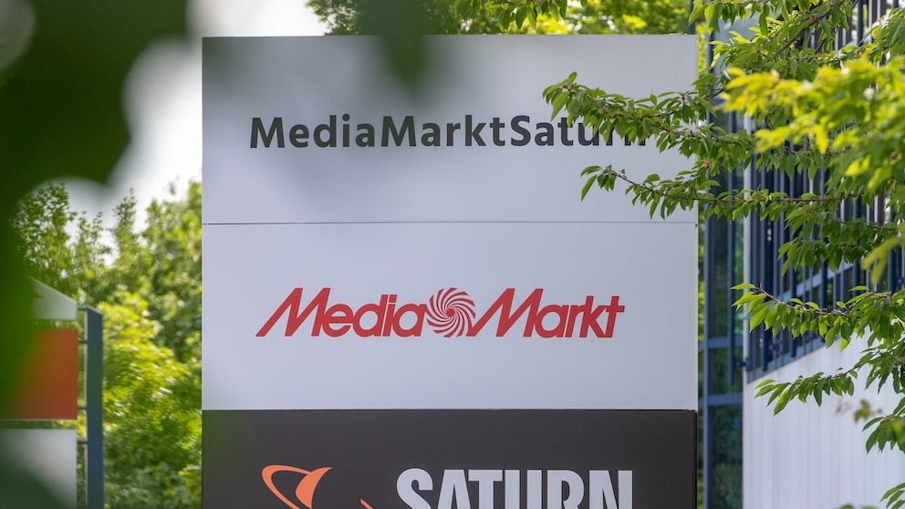 Logos von Media Markt und Saturn auf einem Schild