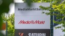 Logos von Media Markt und Saturn auf einem Schild