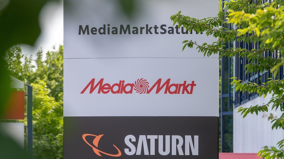 Logos von Media Markt und Saturn auf einem Schild